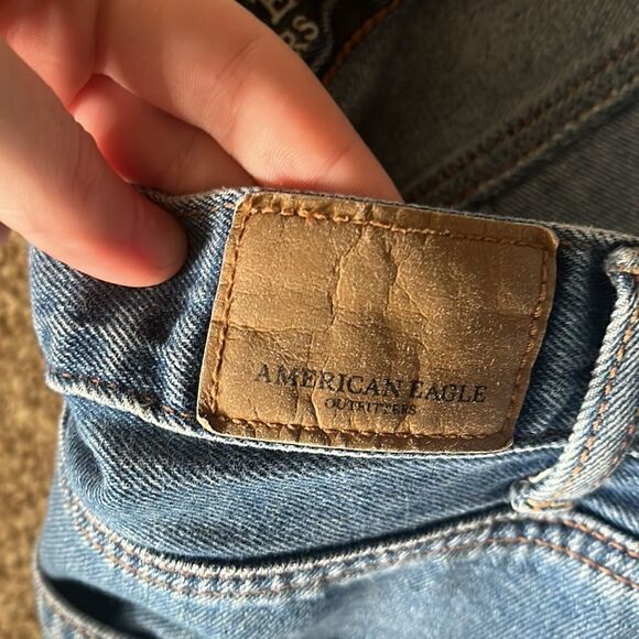 EUC WOMENS 4 AMERICAN EAGLE MOM JEANS DISTRESSED - Picture 5 of 10